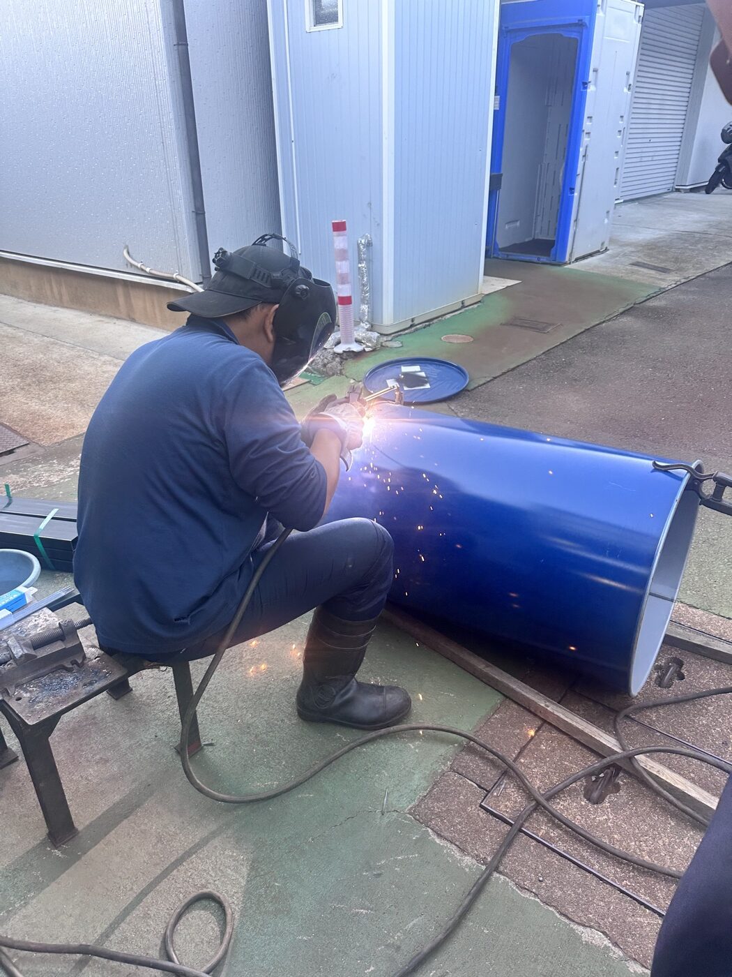 治具を溶接して取り付けている様子