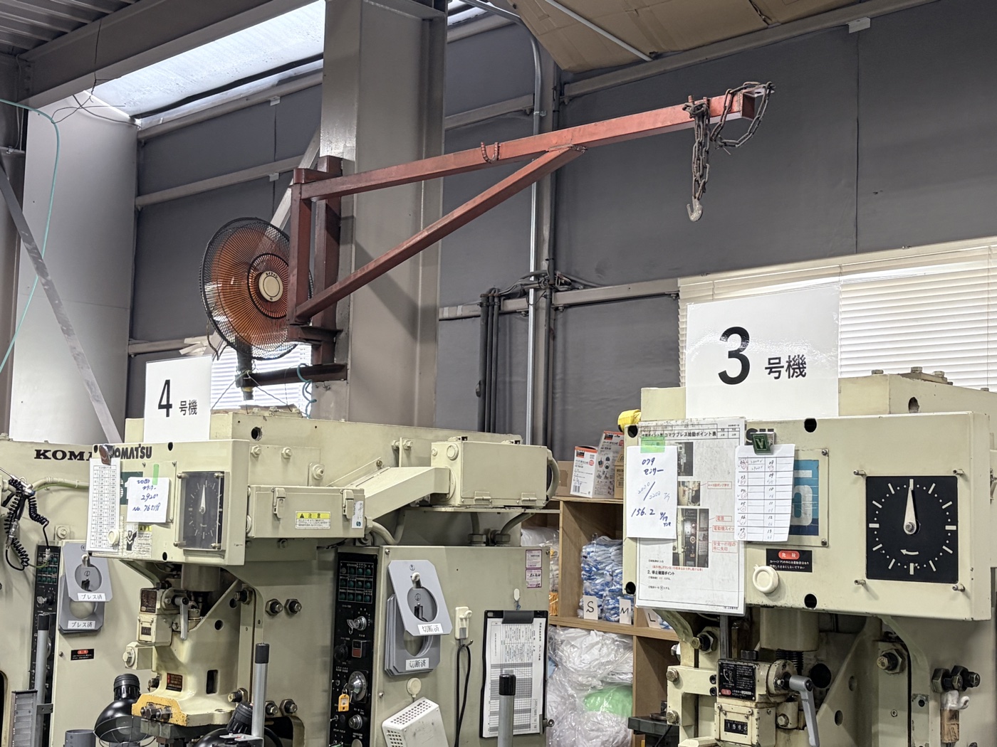 プレス機が「何号機」か分かりにくい。ラミネートで大きく表示した