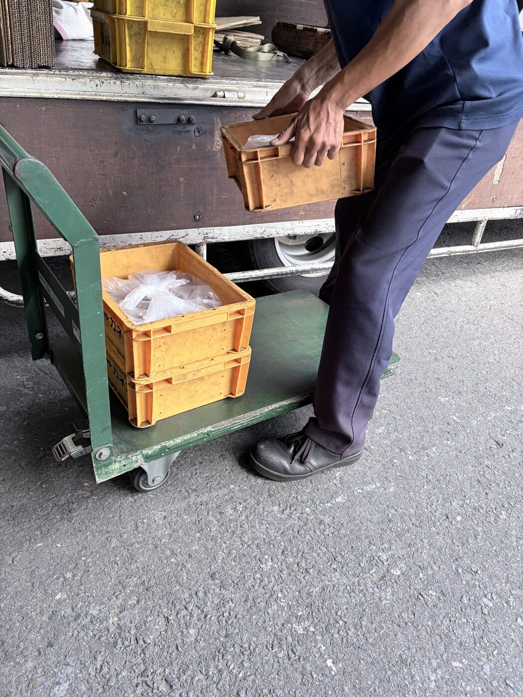 出荷準備で台車に積み込む様子