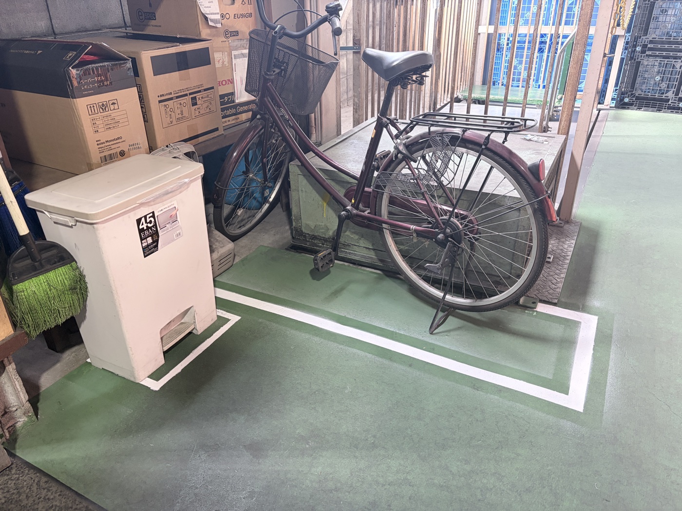 白いテープで区切った自転車の置き場所